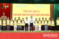 HĐND thành phố Cần Thơ và HĐND tỉnh Ninh Bình trao quà cho học sinh có hoàn cảnh khó khăn tại xã Ý Yên
