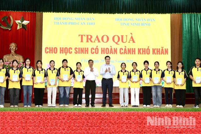HĐND thành phố Cần Thơ và HĐND tỉnh Ninh Bình trao quà cho học sinh có hoàn cảnh khó khăn tại xã Ý Yên