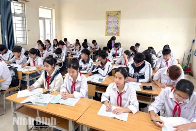 Nghị lực vượt khó của 3 chị em sinh ba mồ côi