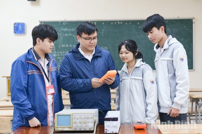 Sức bật mới từ đội tuyển Vật lý Trường THPT Chuyên Lê Hồng Phong