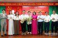 Tặng quà cho học sinh đoạt giải tại Kỳ thi Olympic Châu Á – Thái Bình Dương năm 2026