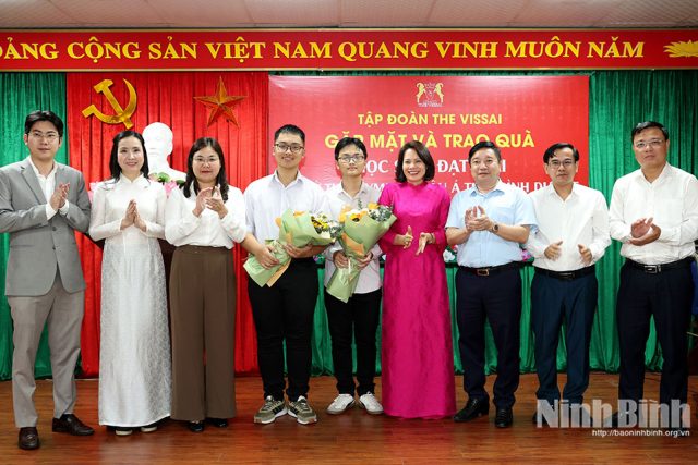 Tặng quà cho học sinh đoạt giải tại Kỳ thi Olympic Châu Á – Thái Bình Dương năm 2026