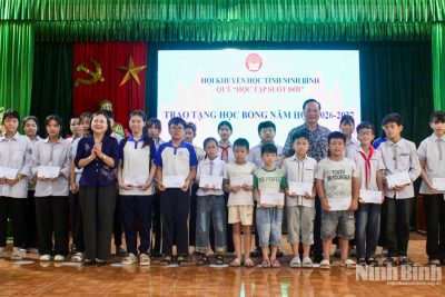 Trao 125 suất học bổng cho học sinh mồ côi, học sinh nghèo, có hoàn cảnh khó khăn trên địa bàn tỉnh